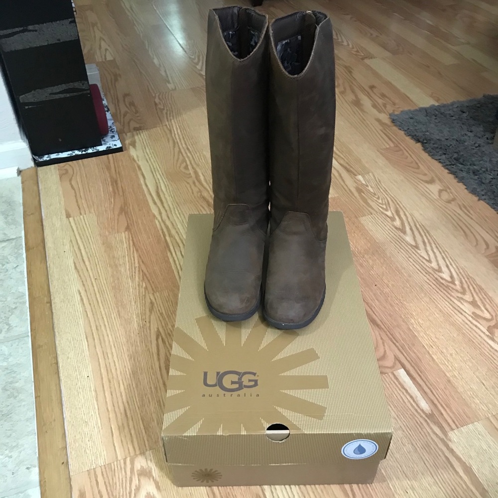 UGG tall boots sz 8 (39) style W Seldon